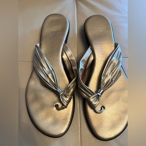 Italian Shoemakers * Size 9.5 * dress sandal (flip flop style) * Gold